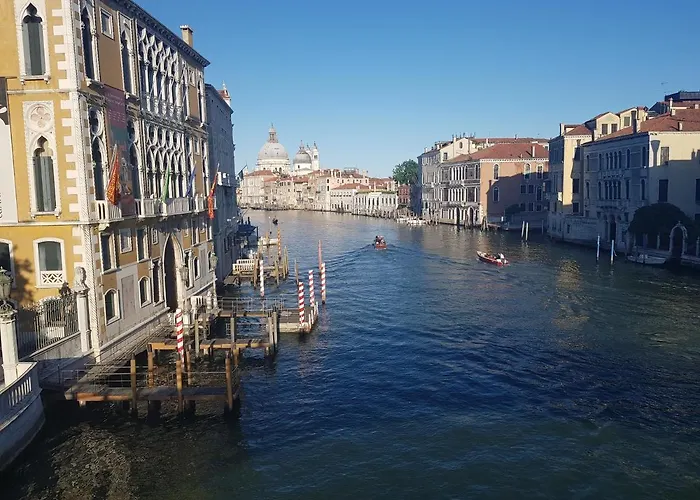 Large Top 3 Rooms Flat Central Rialto